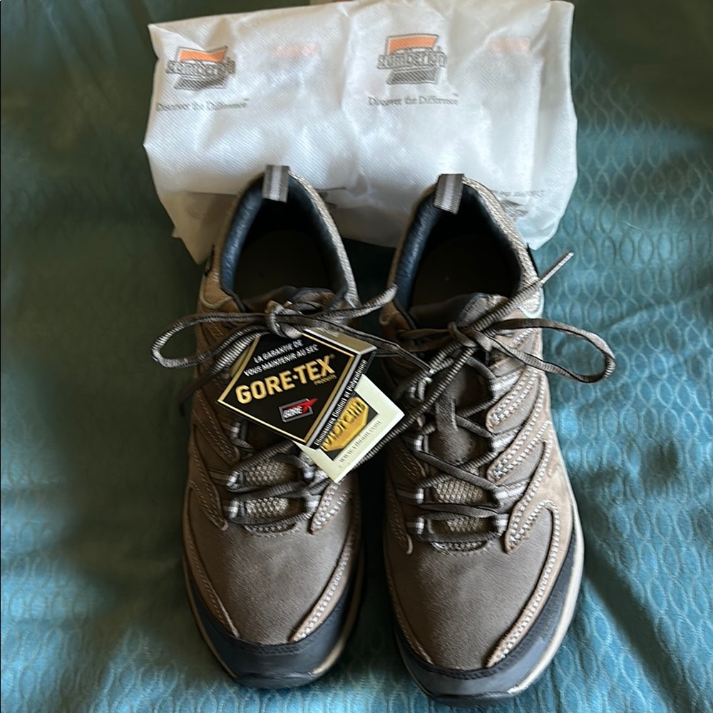 NWT Brown Gore-Tex Hiking Shoes Rugged Design Trail-Ready Sole
